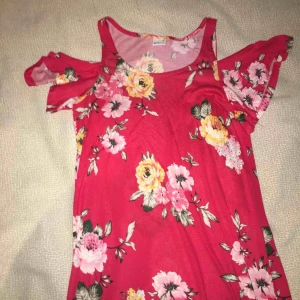  - Röd, shoulderless, blommönstrat klänning från gina