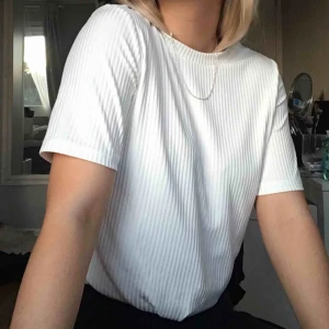  - Definitionen av vacker hittar du i denna tröja. Otroligt vackert, silkigt och böljande material som känns som en sommarbris mot huden (inte för att låta poetisk), rund krage och lite längre ärmar. Möts upp i Umeå, annars tillkommer frakt.