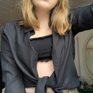  - Snygg skjorta/blus i polyester. Går att styla på flera olika sätt och passar bra oversized! Storlek L. Fri frakt!