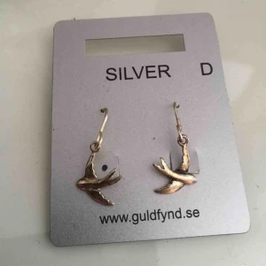  - Helt oanvända örhängen som inte kommer till användning. • Köparen står för frakt!