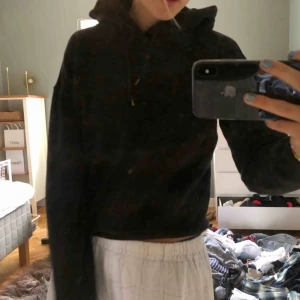  - Säljer denna sjukt snygga basic hoodien. Använd några fåtal gånger❤️🥰