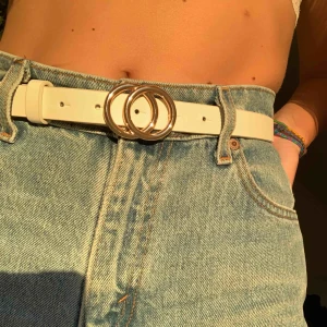 Bälte - Skärp med två guldiga ringar Möter upp i Uppsala annars står köparen för frakten💓🌸🧡 Kan frakta flera plagg tsm så kolla in min profil för mer kläder :)
