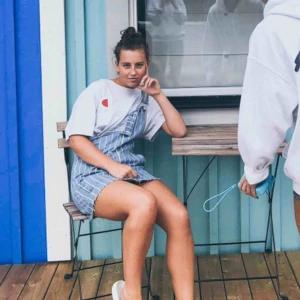  - Jeans klänning från pull & bear Skick: använd 4 gånger, mycket bra skick Strl: 36 men passar 34 och 32!  Fraktkostnad tillkommer 