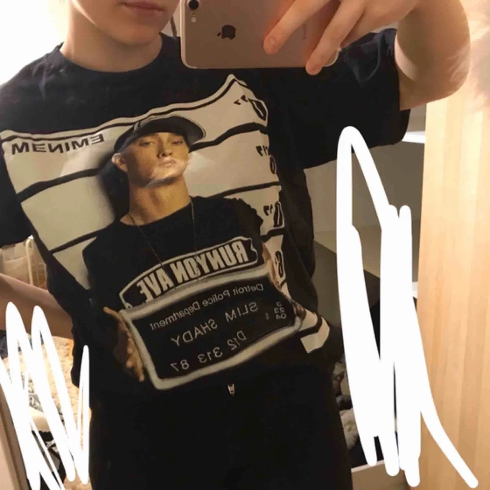 en fett cool och snygg eminem tröja, bara använd ett par gånger. köparen står för frakten!💋. T-shirts.