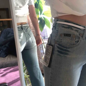  - Trendiga jeans, vida nertill Skick: aldrig använda (lappar kvar) Strlk:34-38 Jag är 166 lång  Midjan är stretchig och uppskattar att de passar mellan 34-38 Frakt tillkommer på 79kr 