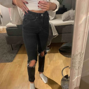  - Ett par jätte snygga svart grå jeans från Gina, utan skador och fläckar 