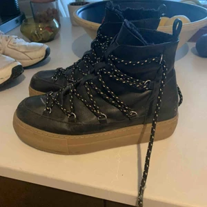  - Fodrade boots med coola detaljer! Varma och mysiga! Köpta i höstas! 
