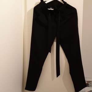 Kostymbyxor från DM retro med fickor och snörning i midjan. Sparsamt använda, fint skick. Köparen står för frakten! 