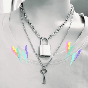 Låshalsband - LockAndKey-Set♡Material: Alloy. Färg: Silver. Märke: KubaKuwo. ExtraInfo: Nyckeln KAN låsa upp låset☆Halsbanden går även att bära separata. Frakt: 42:- postnords S-emballage 