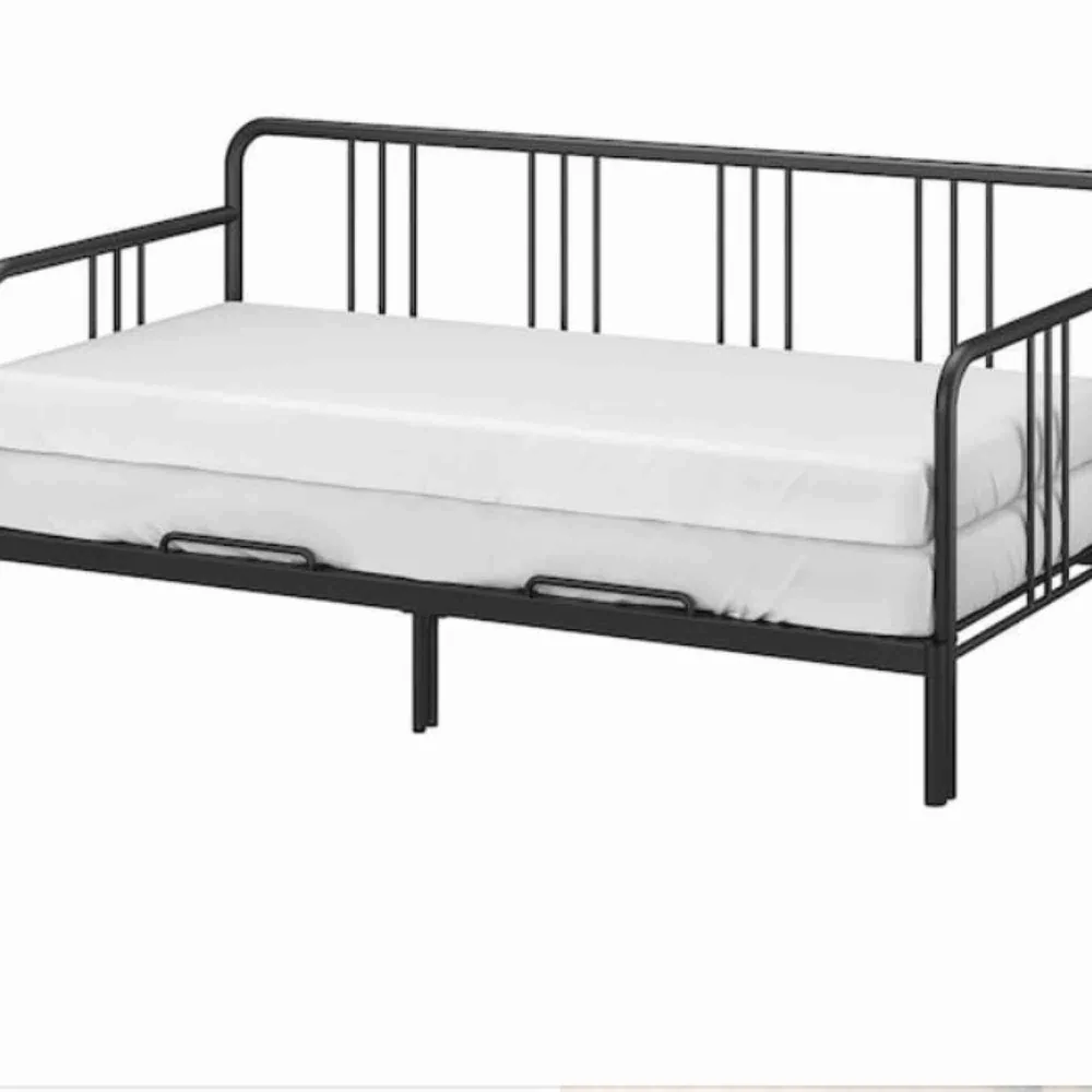 Jag säljer en säng, den är svart av metall, kan öppnas till en dubbelsäng och minskas till en vanlig. Sängen är i bra skick och säljs på grund av att jag flyttar. Jag köpte den för 1700kr och säljer den för 950kr. Vid intresse skriv gärna!:). Övrigt.
