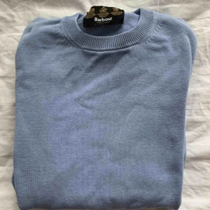 - Super fin tröja från Barbour. Den är rätt stor men passar den som gillar lite oversized tröjor perfekt.   (INTE FLÄCKAR PÅ TRÖJAN UTAN BARA LJUSET)      Möts helst i Stockholm, frakt är ej inkluderat 