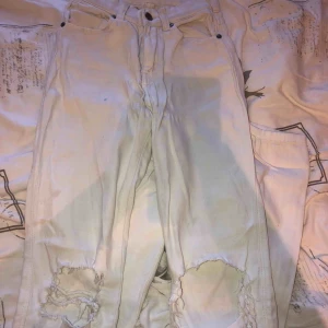  - Sjukt sköna och snygga vita jeans med hål från dr demin. Köpta från en sellout. De har lite fläckar som nog går att få bort med typ vanish. Super strechiga så passa även S och liten M. 