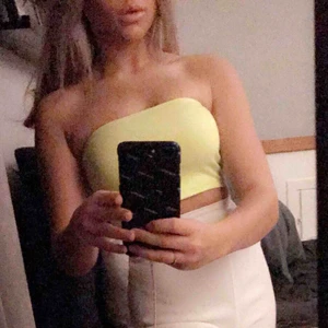  - Neongrön tube topp från Gina tricot, utan axelband. Sparsamt använd, så i fint skick!💕  