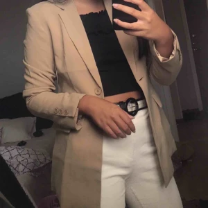  - Beige blazer kavaj från NA-KD i mycket fint skick, använd ett fåtal gånger då den är lite för stor för mig!