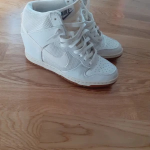 Nike sky dunk  - Använda ett fåtal gånger Nike sky dunk wedges st 38 nypris 1399 sek pris 300 sek finns i Bromma