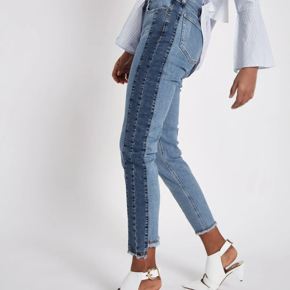 Såå snygga jeans som sitter jättefint, säljs på grund av att de inte kommer till användning tillräckligt :// FRAKT INGÅR!!💞💞. Jeans & Byxor.