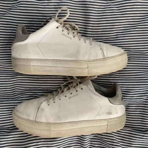  - Sneakers från Axel Arigato! Extremt slitna (inte tvättade.) Kan skicka med skokartong! Köparen står för frakten💖💖💖💖