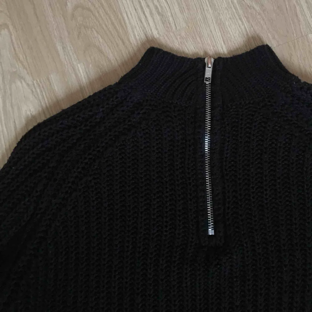 Superfin svart stickad halvpolo-tröja från Only/Vero Moda med dragkedja i nacken. Kommer tyvärr inte till användning längre.. Stickat.