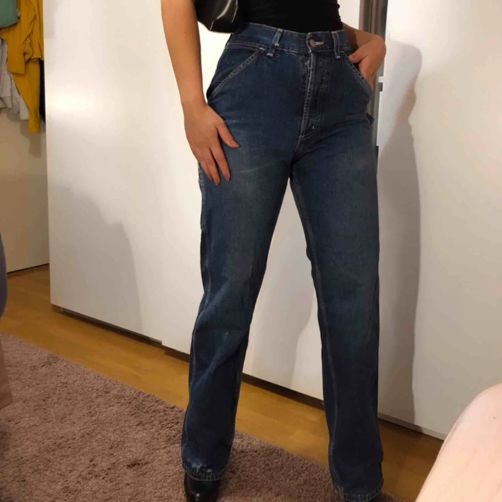 Säljer mina favvo jeans!! I modellen workwear, storlek 36 men skulle säkert oxå passa en storlek mindre eller större beroende hur man vill att dem ska sitta🧡 kan mötas upp i Lund, annars tillkommer frakt🌟✨. Jeans & Byxor.