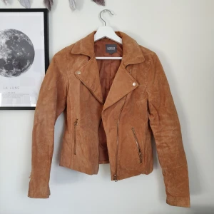 Jacka i fakemocka - Superfin beigebrun jacka i fakemocka. Använd men i gott skick. Gratis frakt!