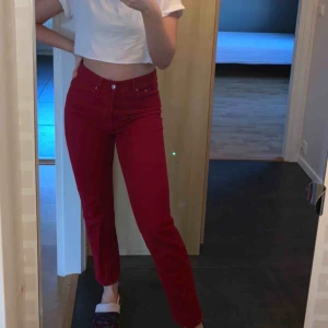  - Så coola röda vintage fit jeans, tror de är från h&m. Har älskat dessa, men nu kommer de aldrig till användning. Väldigt Bra skick