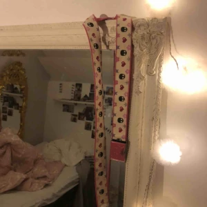  - Säljer detta skärpet, inga fel men har en fläck som man ser tydligt på bild två💕💕