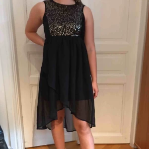  - Svart nyårsklänning lite längre i bak och har klitter i fram