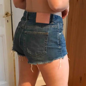  - Riktigt snygga jeansshorts med lite slitningar. Lite små för mig därför säker jag dem