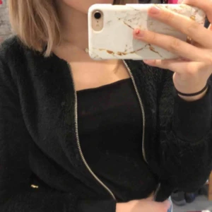  - Kofta med kedja från Gina💓  Fläckarna är på spegeln och inte tröjan (;