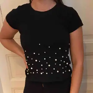 Väldigt fin svart t T-shirt med pärlor