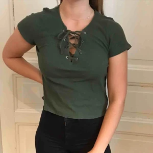  - Riktig snygg militärgrön t T-shirt men snörning över bröstet