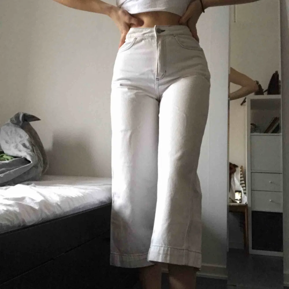 SUPERsnygga vita jeans från weekday. Säljer då dom blivit för korta på mig som är 165cm :( använda en del, men ändå fläckfria och i bra skick!! 💖💖. Jeans & Byxor.