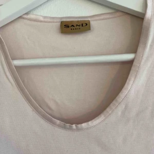 - VINTAGE SAND tröja i behaglig rosa pastellton. Storlek S