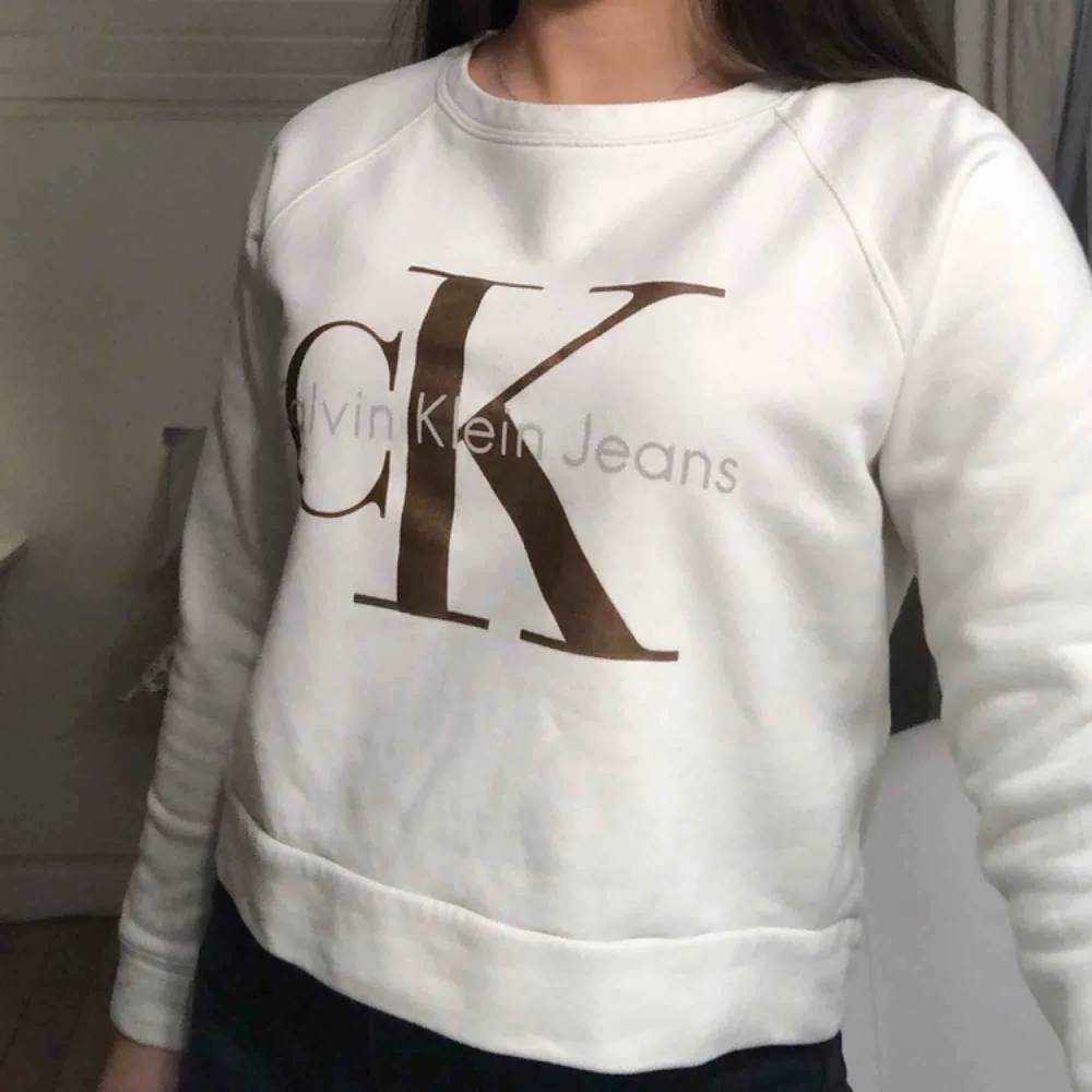 Superfin Calvin Klein tröja som är lite smått croppad 💞. Tröjor & Koftor.