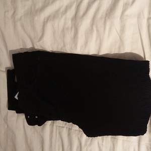 Säljer dessa snygga svarta Manchester byxor från Weekday då jag inte passar i dom. Köptes för 600kr och är i Topp topp skick. Används av både tjejer och killar! 
