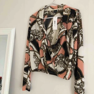  - Jättefin blus. Aldrig använd - lappen är kvar. Superfint med svart spetsbh under.