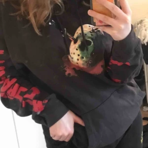  - Friday the 13th hoodie köpt på carlings från märket vailent! Knappt använd i bra skick, kan mötas upp i Uppsala eller så tillkommer frakt 💕