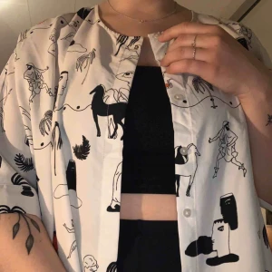  - Kaftan från monki i roligt mönster:) Med knappar så kan användas som klänning också! Går till under knäna på mig som är 1,65✨ +frakt 