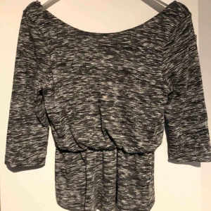  - Tröja från Bik Bok i bra skick. Lite djupare i ryggen än framtill. Möts i Uppsala. 