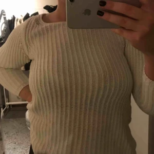  - Super fin stickad vit tröja, för liten tyvärr🤍 30kr