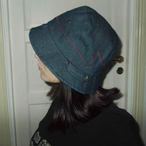  - Buckethat i jeans, väldigt unik. Fint vintage skick!