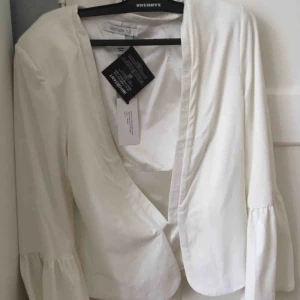  - Oanvänd kofta i storlek small • Köparen står för frakt! 