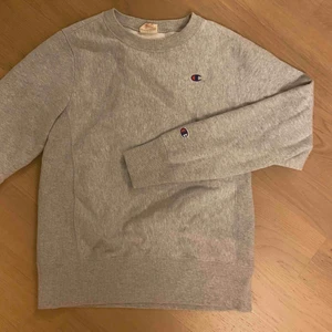  - Champion reverse weave crewneck. Ljusgrå strl S. Endast använd 2ggr