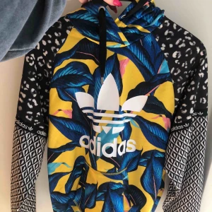  - Adidas tröja strö small jättefint skick.