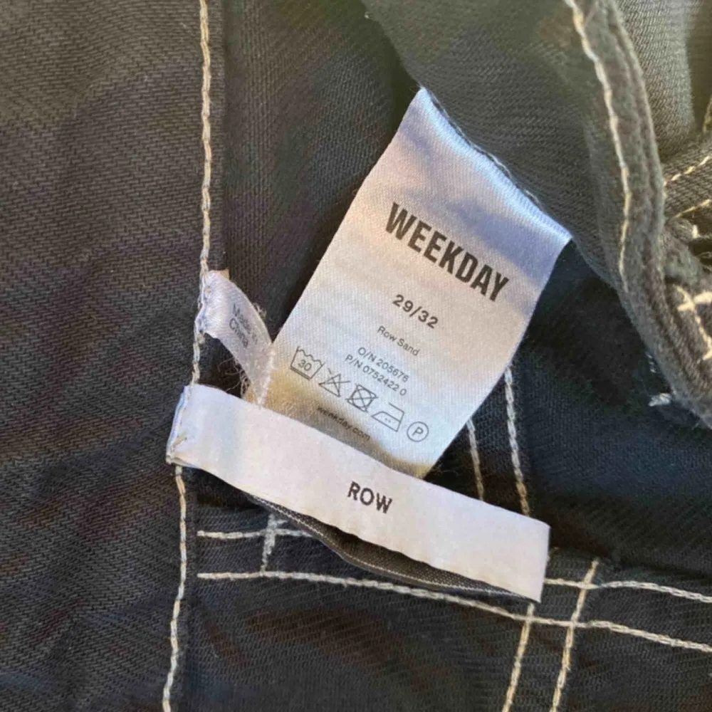 Jeans från Weekday i modellen ROW. Svarta med beiga sömmar. Frakten ingår i priset😍 Kolla gärna på allt annat jag säljer!!. Jeans & Byxor.