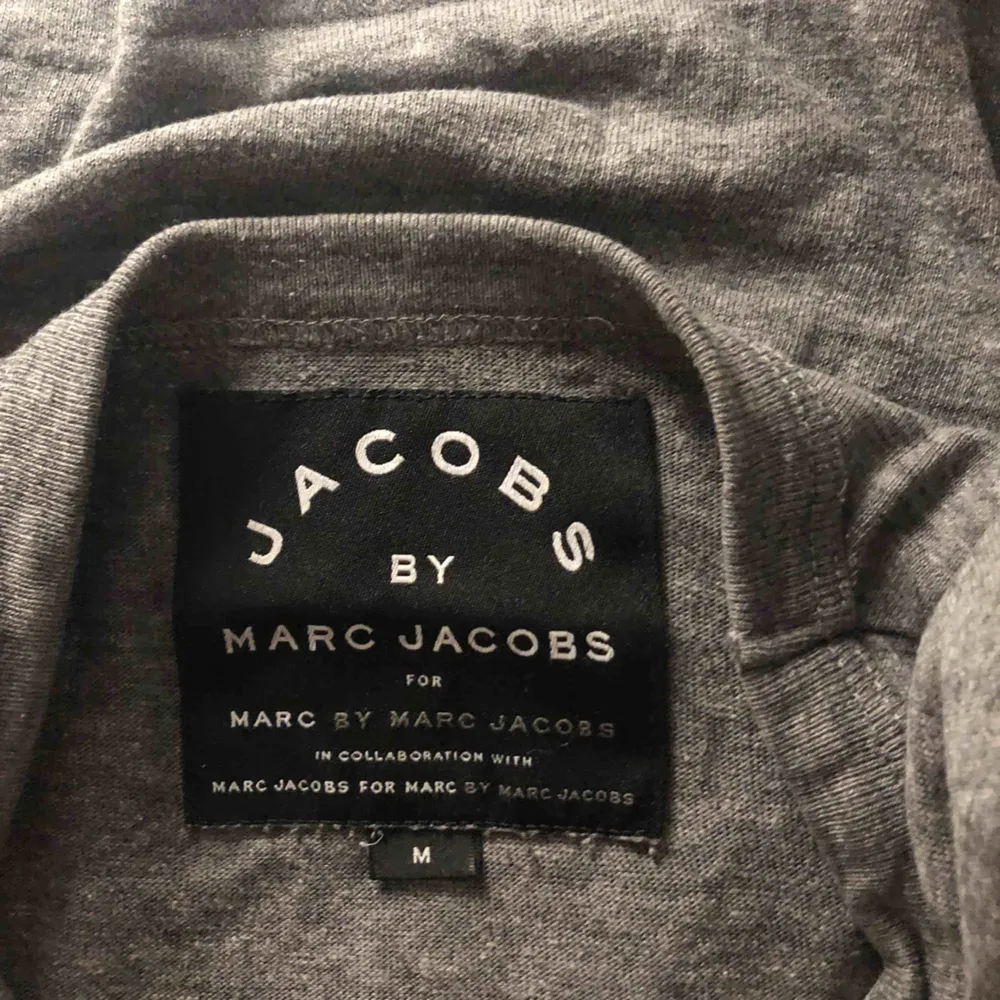 Grå t-shirt från Marc Jacobs. Jättebra skick och skönt material, knappt använd . T-shirts.