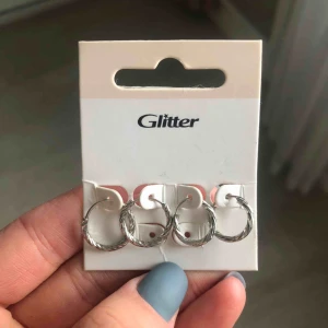  - Örhängen från Glitter. Aldrig använda. Obs köparen står för frakten