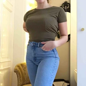  - Olivgrön T-shirt från ZARA, använd fåtal gånger. Frakt tillkommer 39 kr, totalpris: 79 kr