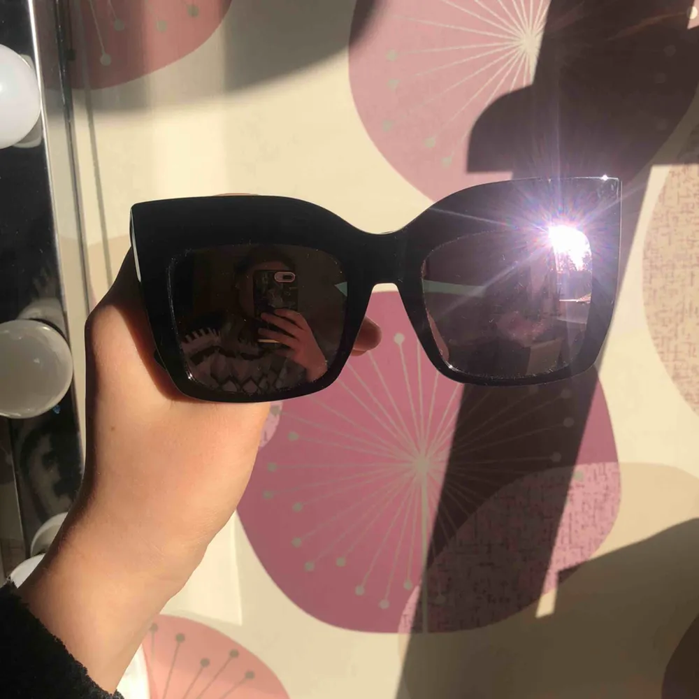 Solglasögon från Chiquelle. Bra kvalite- stadiga. Spegelglas i roséguld. Handgjorda och har UV 400. Svart ram med gulddetaljer på sidan. Nypris: 300kr. Knappt använda! +30kr i frakt💞. Accessoarer.