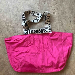  - Bud startar på 300! Back väska, har fläckar men går säkert bort i tvättmaskin (som väskan klarar) jag har dock inte tvättat den. Samma storlek som sista bilden. Köparen betalar frakt eller hämtas i Hornstull. 